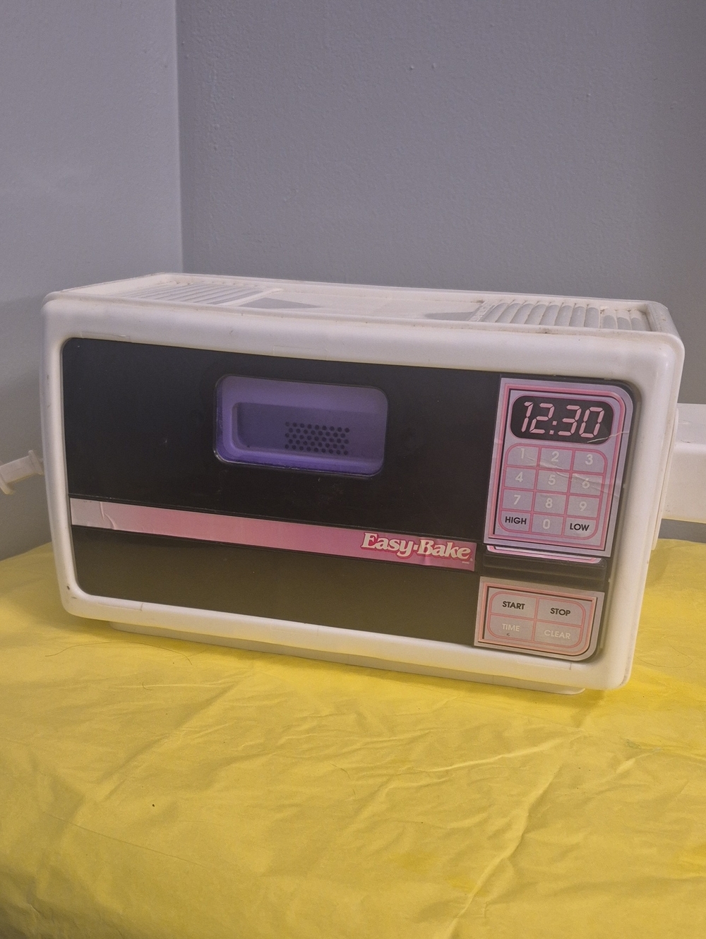 Easy Bake  Microwave Oven in White and Pink